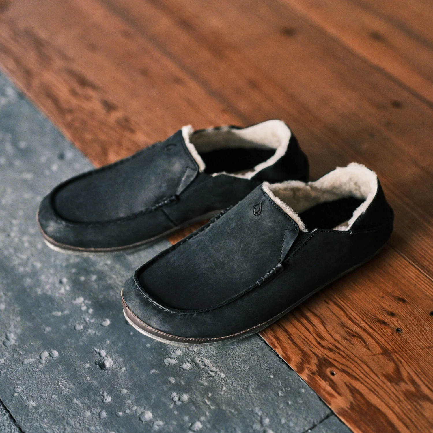 OluKai Moloā Slipper-Black / Dk Java - Image 2