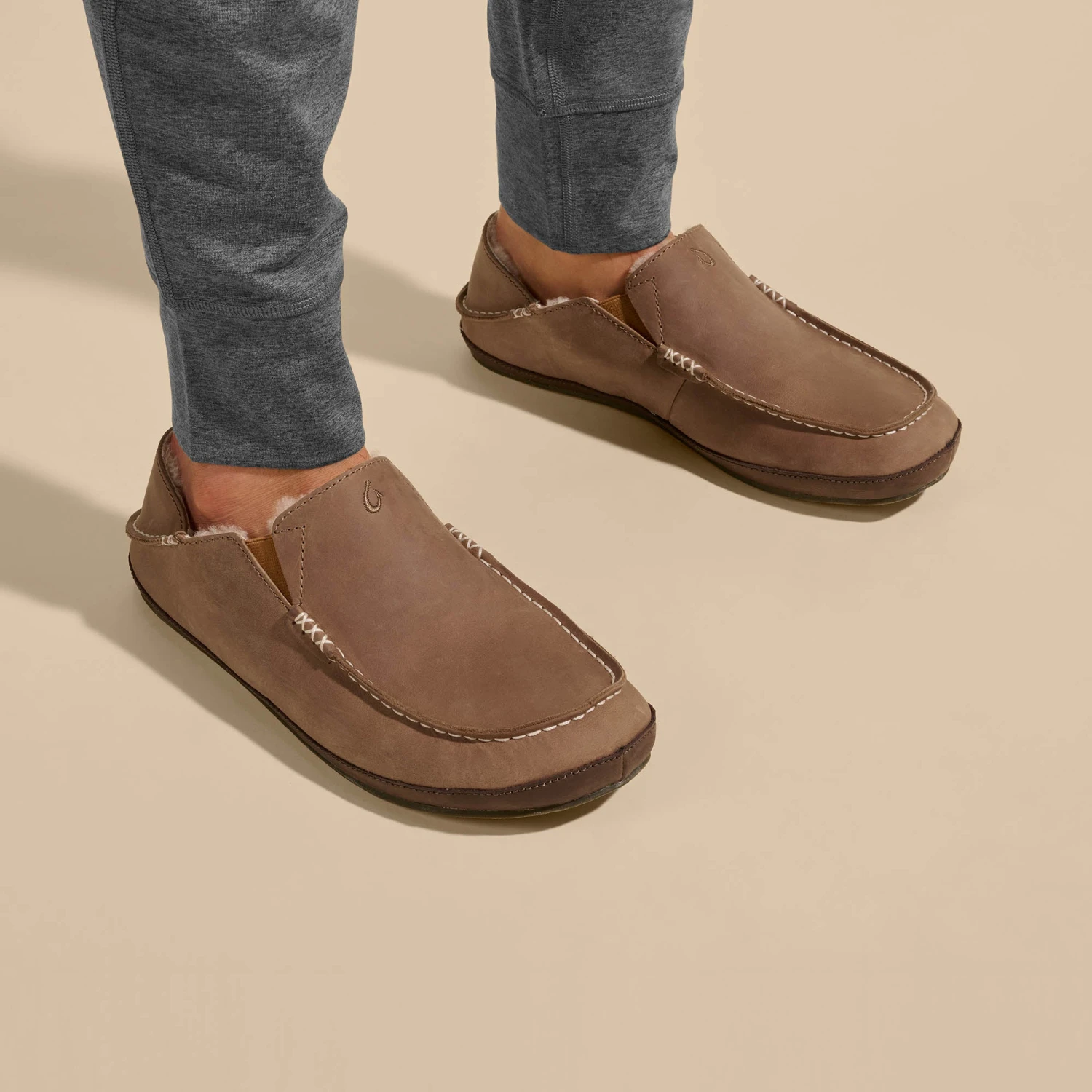 OluKai Moloā Slipper – Toffee / Dark Wood - Image 2