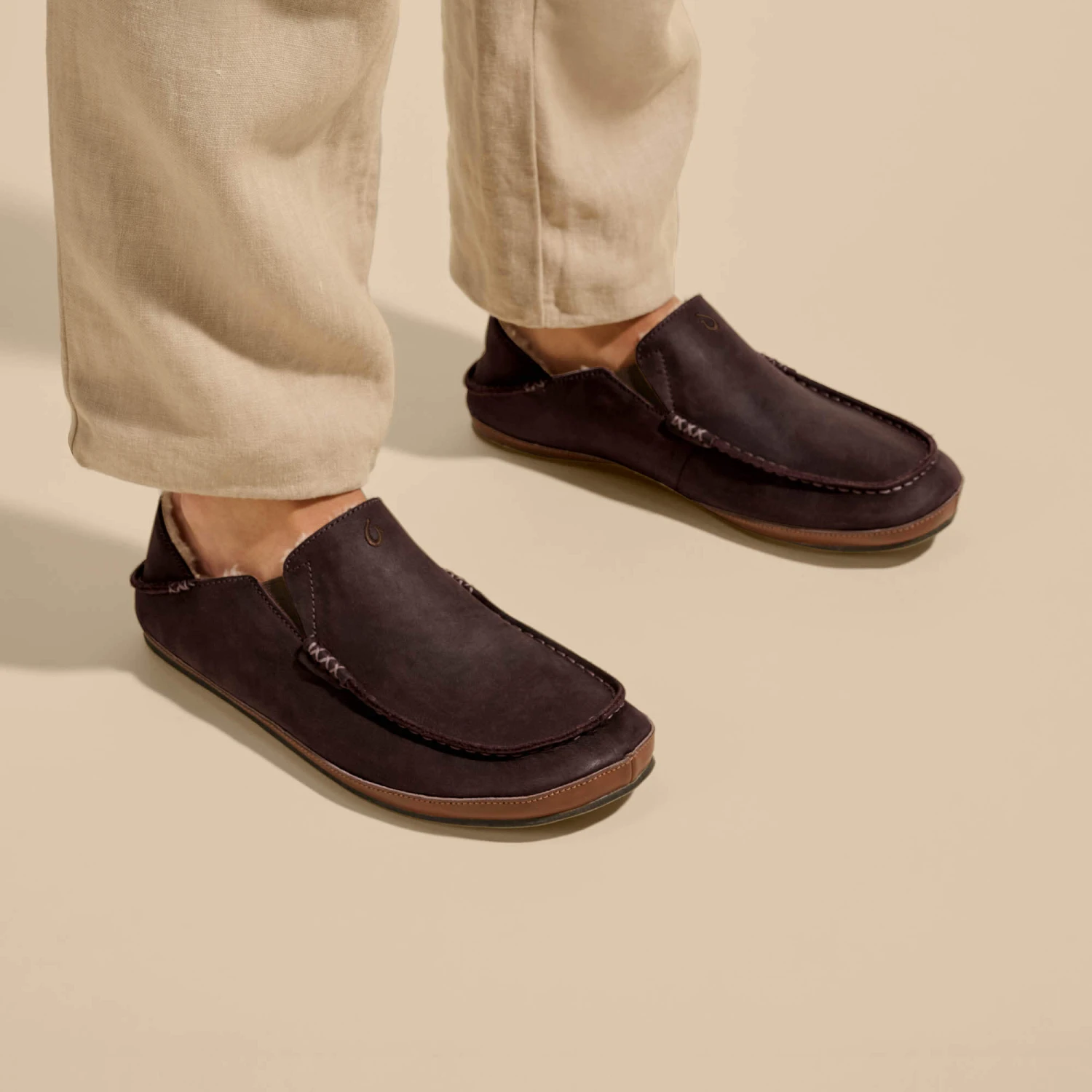OluKai Moloā Slipper – Dark Wood - Image 2