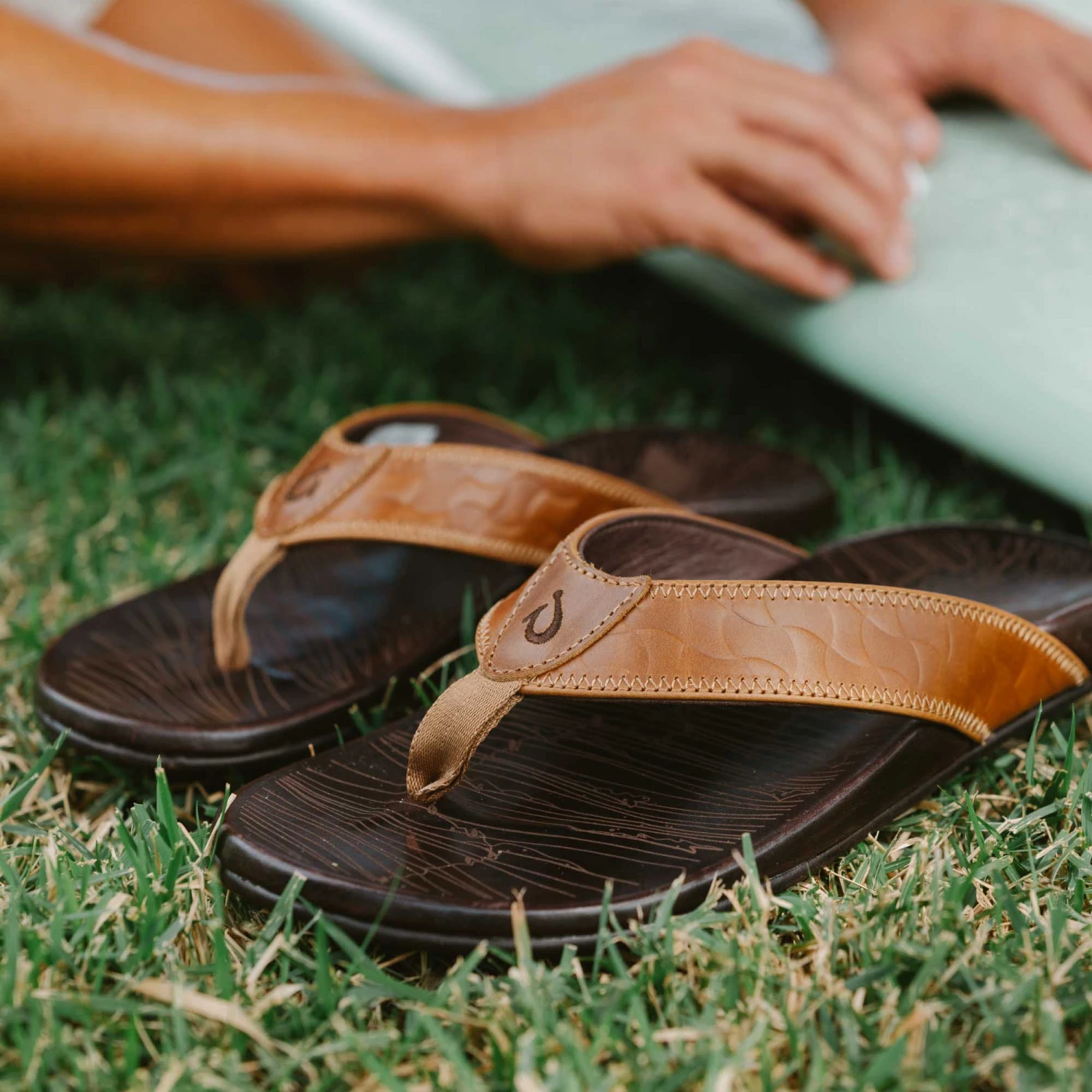 OluKai Hikianalia – Tan / Dark Java - Image 2