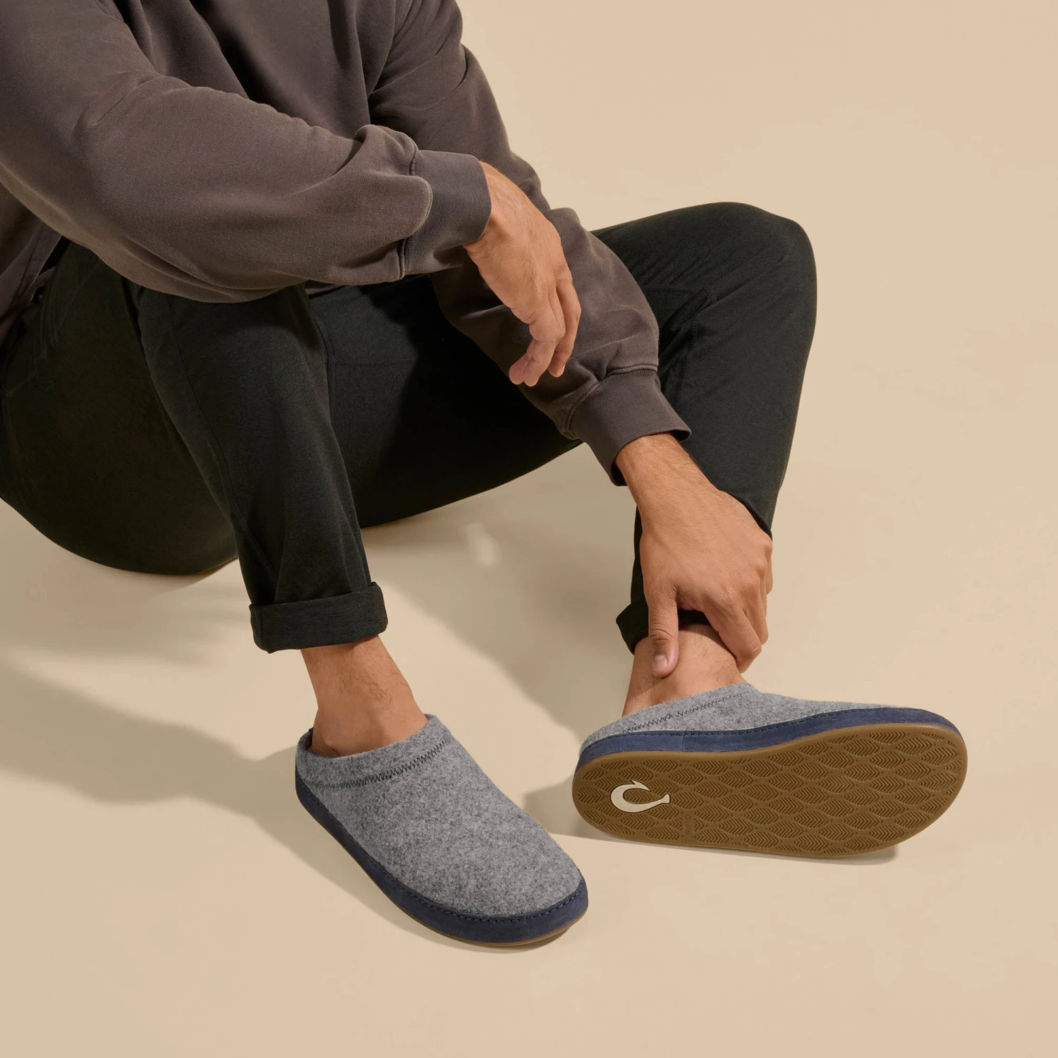 OluKai Hāmani Hulu – Graphite / Trench Blue - Image 5