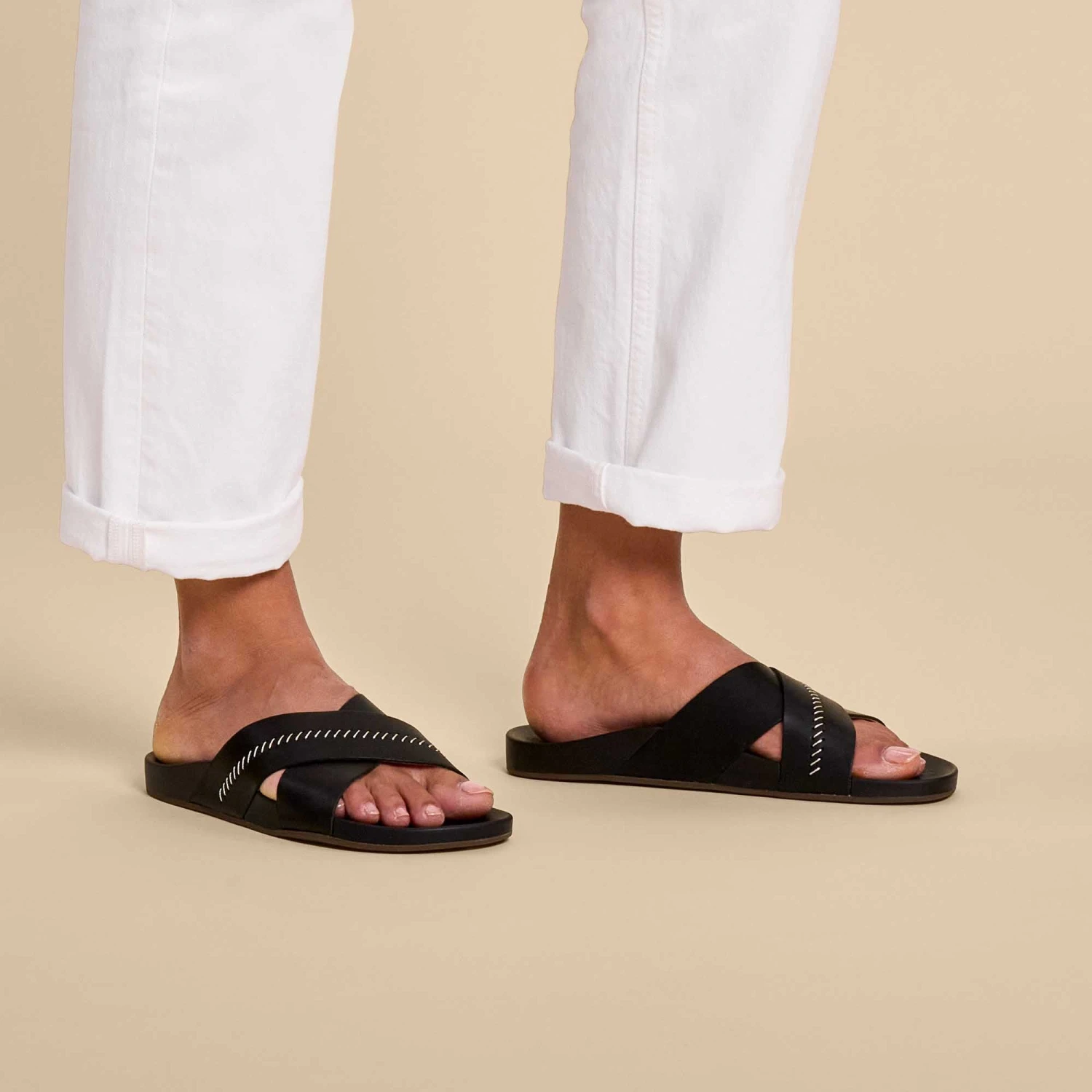OluKai Kīpe'a 'Olu – Black - Image 2