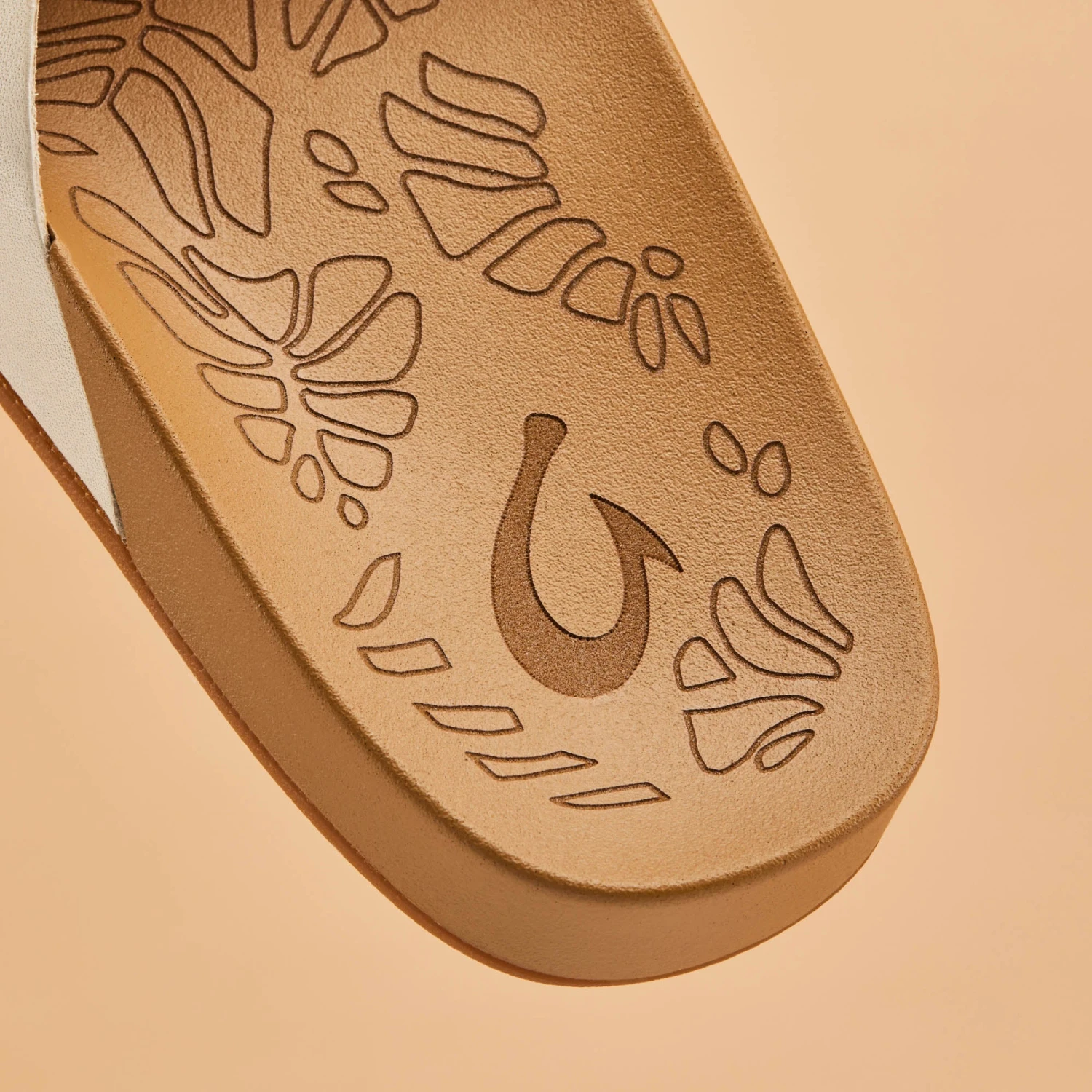 OluKai Kīpe'a 'Olu – Puka / Tan - Image 5