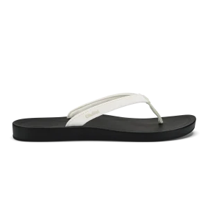 OluKai 'Uiki – Bright White / Lava Rock