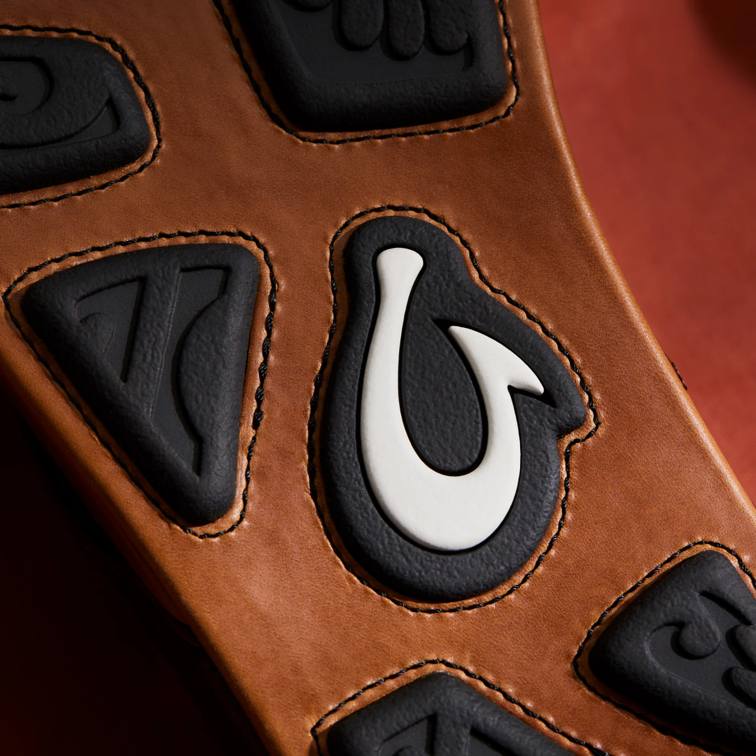 OluKai Hikianalia-Dark Java / Tan - Image 4